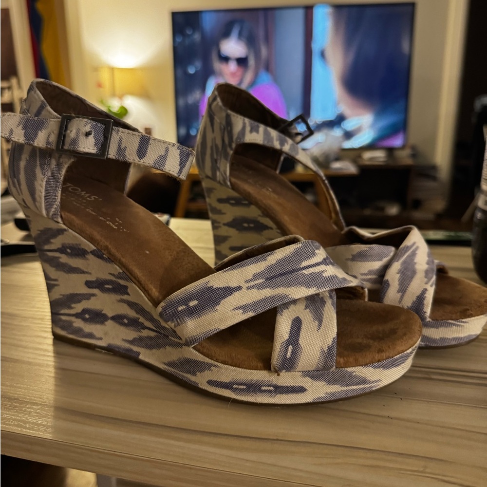 Women's Wedge Sandals - Blue and white tribal Pattern